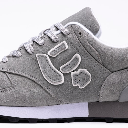 にゅ スニーカー 芸能人