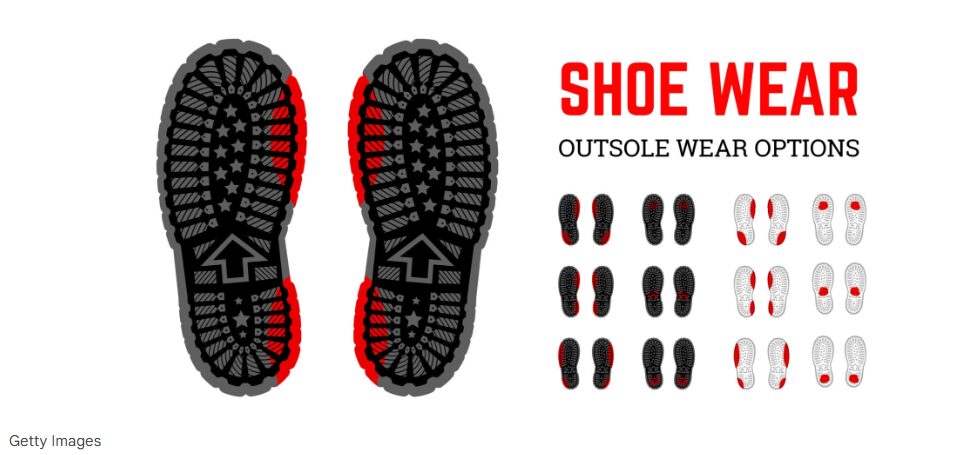 バスケットボールシューズのソールがコートの床を力強く捉えているローアングル画像。薄めのソールで床の感触をダイレクトに掴んでいるグリップ感のイメージ。