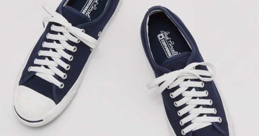 アンダーラップの通し方：靴紐を穴の内側（下）から外側（上）に向かって通している手元の様子。