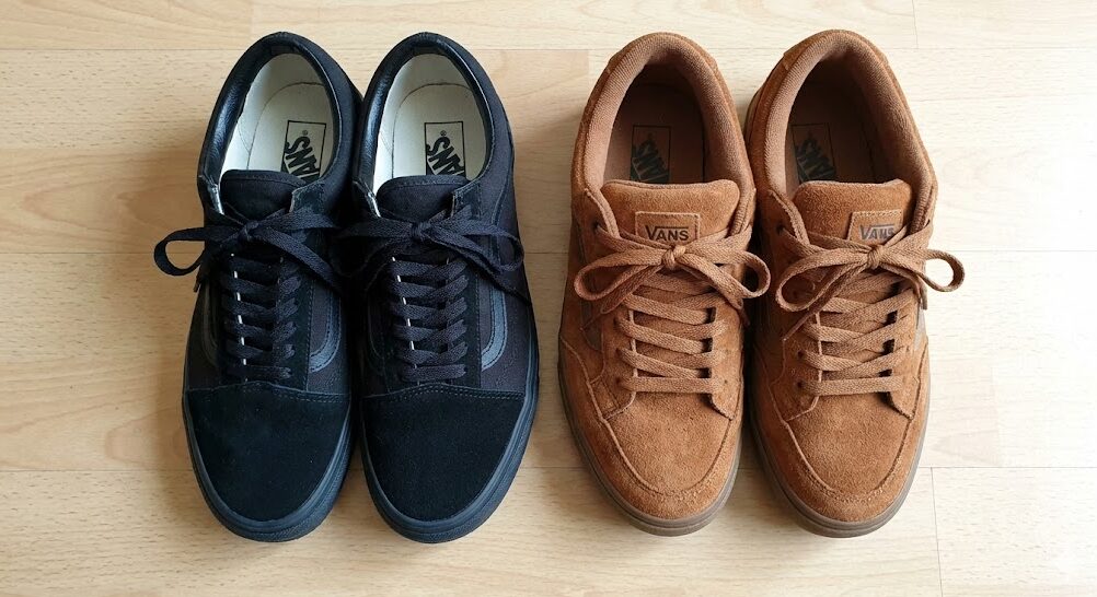 VANSオールドスクール（黒）とカーバーロー（茶）の比較写真。真上から撮影されており、同じサイズでもカーバーローの方がアッパーに厚みがあり、横幅がやや狭く見える様子が分かる。