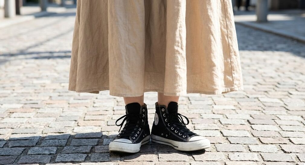 レディースのロングスカートと黒コンバースのデカ履きコーデ。足元のボリューム対比による足首の華奢見え（着痩せ）効果。