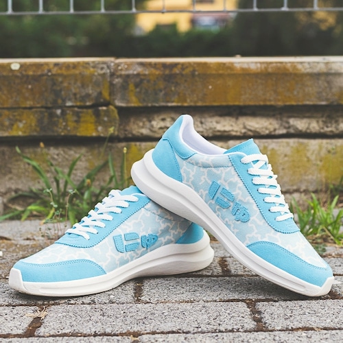 にゅ スニーカー 芸能人